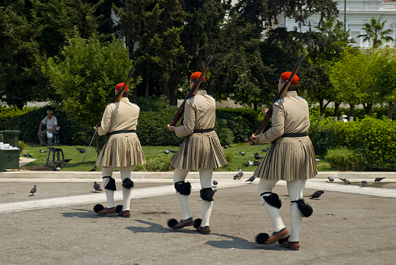 07_Ateny_w samo poludnie_zmiana warty pod parlamentem.jpg